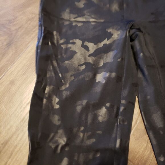 Spanx Leggings Black Shiney Camo Women's Activewear Pants Sz M - Picture 3 of 6